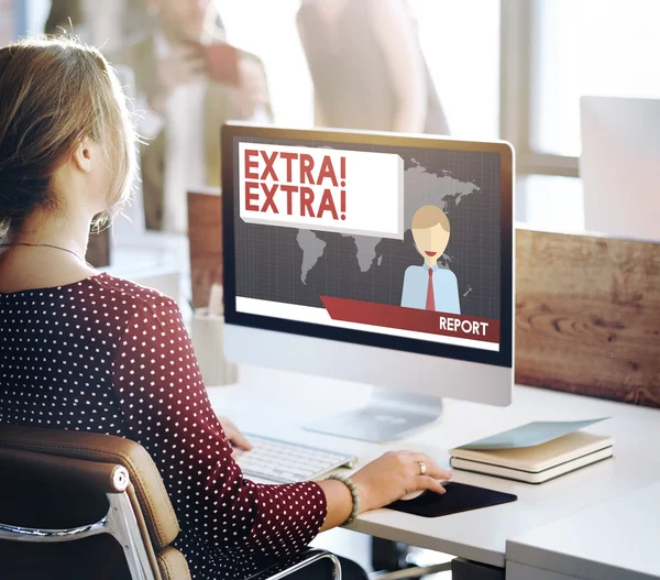 Businesswoman working on computer with extra — Stock Photo, Image