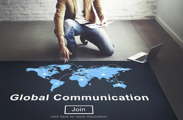 Zakenman werken met wereldwijde communicatie — Stockfoto