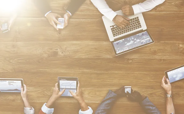 Geschäftsleute, die mit Technologie arbeiten — Stockfoto