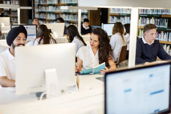 Estudante em sala de aula de informática — Fotografia de Stock