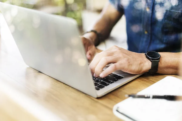 Mann arbeitet mit Laptop — Stockfoto