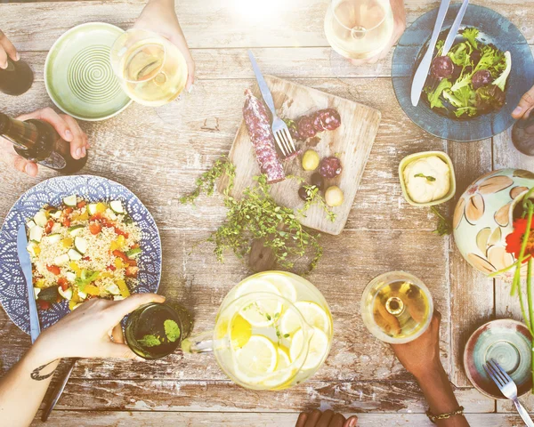 Vrienden opknoping op partij en diner — Stockfoto