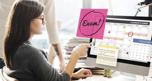 Mujer mostrando en monitor con examen —  Fotos de Stock