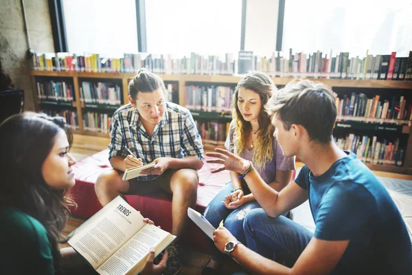 Estudantes aprendendo juntos — Fotografia de Stock