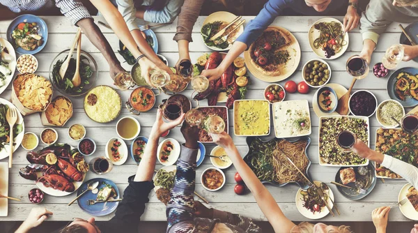 Menschen genießen Essen — Stockfoto