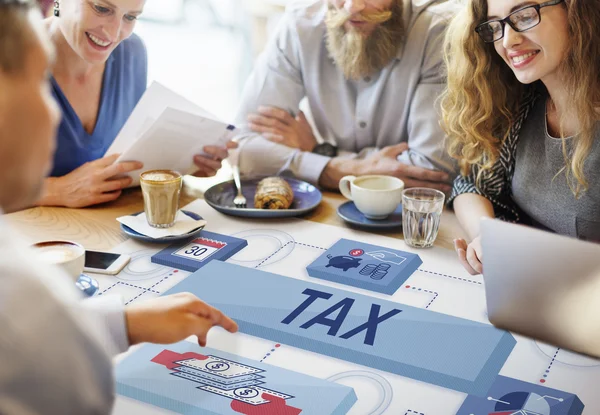 Persone che discutono di tasse — Foto Stock