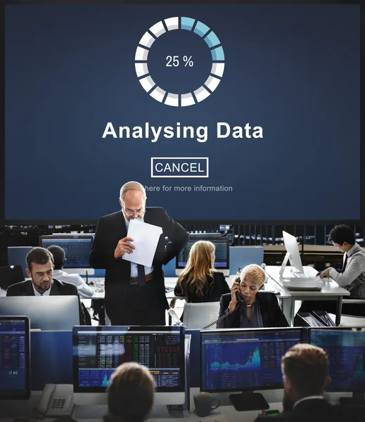 Trabalhadores das empresas e dados de análise — Fotografia de Stock