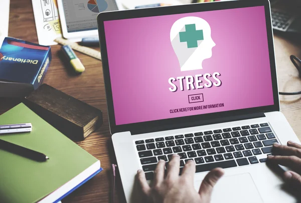 Ordinateur portable avec concept de stress — Photo