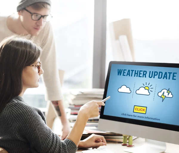 Žena ukazuje na monitoru s aktualizací počasí — Stock fotografie