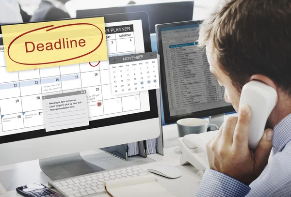期限のコンピューターに取り組んでいるビジネスマン — ストック写真