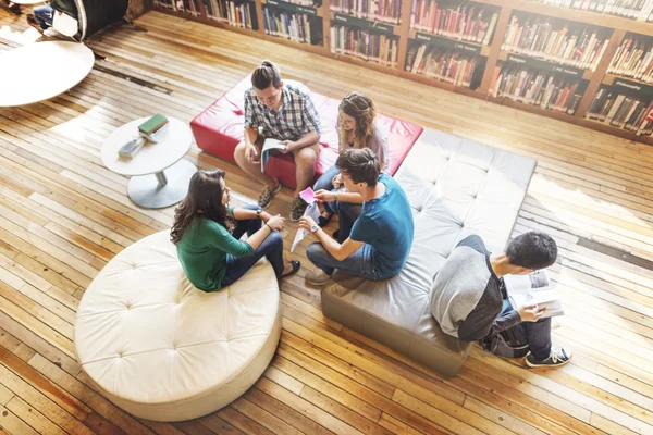 Estudantes discutindo livro — Fotografia de Stock