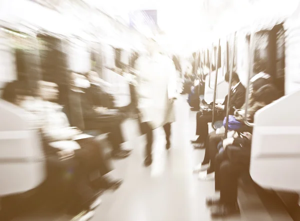 Pessoas andando no subsolo — Fotografia de Stock