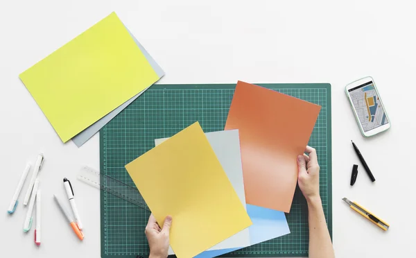 Mãos de mulher Folding Paper — Fotografia de Stock