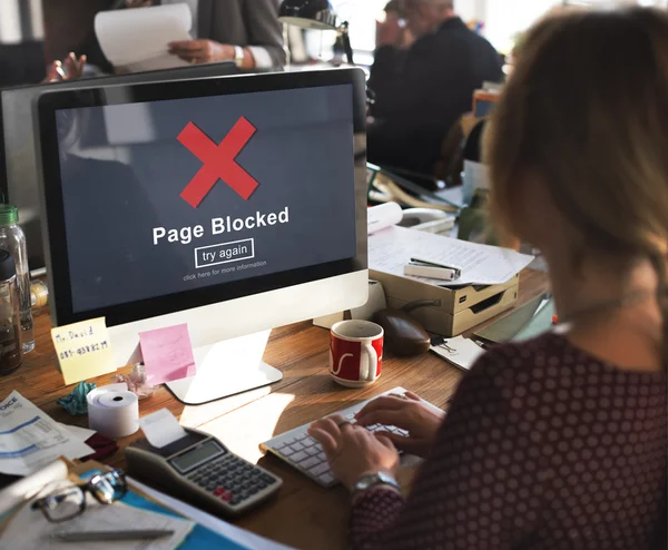 Frau arbeitet mit Computer — Stockfoto