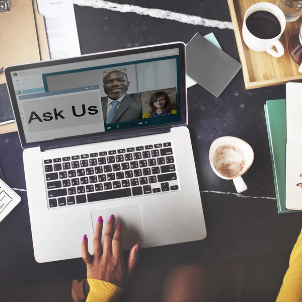 Laptop with chat concept — Stock Photo, Image