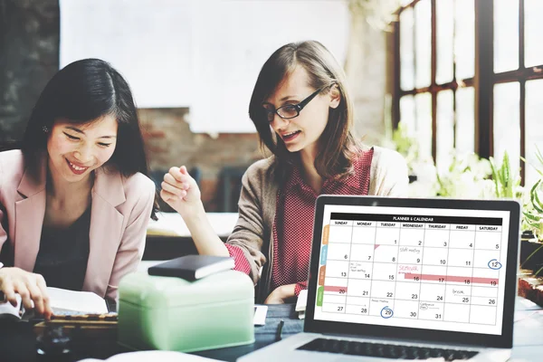 Personas discuten y trabajan juntas — Foto de Stock