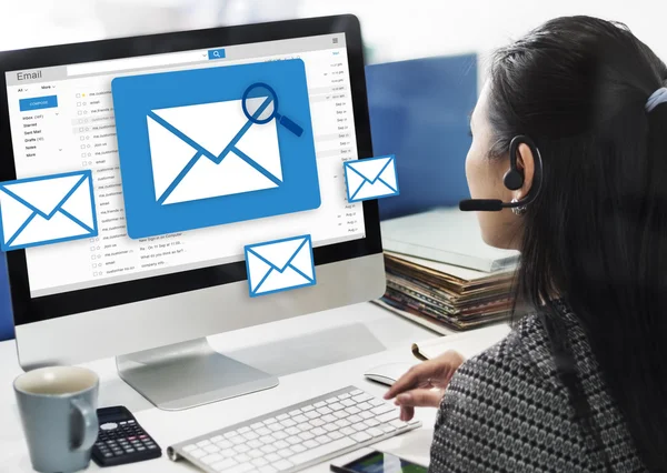 Femme d'affaires travaillant sur ordinateur avec courrier — Photo