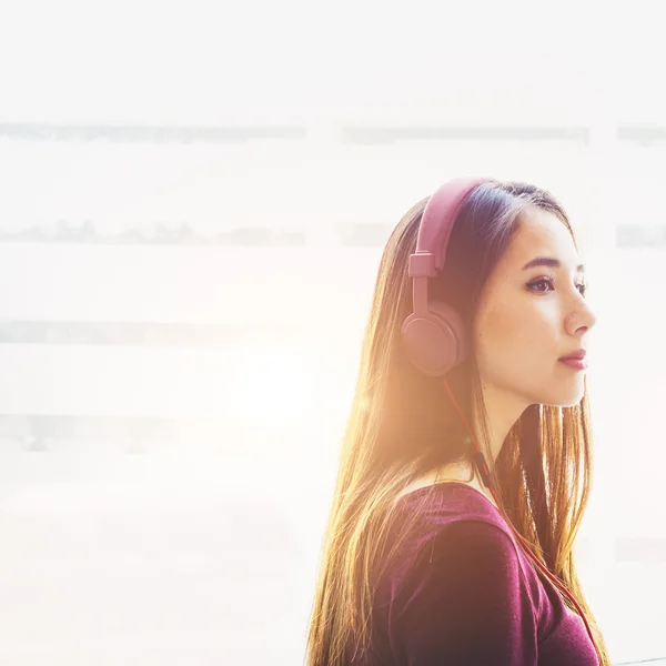 Mulher ouvindo música — Fotografia de Stock