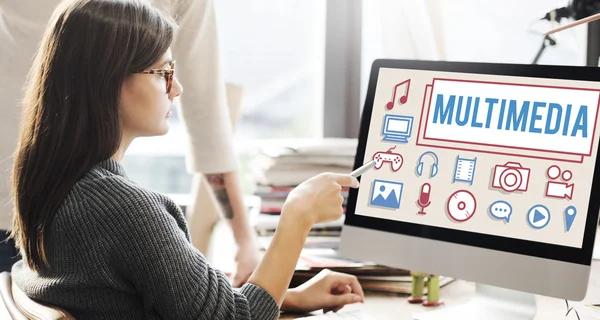 Mujer mostrando en monitor con multimedia — Foto de Stock