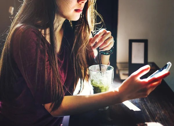 Mujer sosteniendo teléfono móvil —  Fotos de Stock