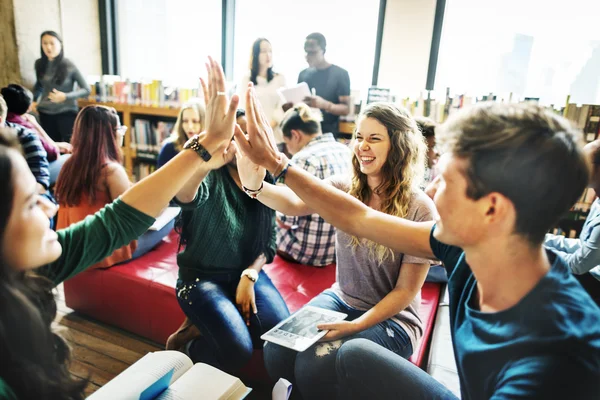 Groep van vrolijke studenten samen — Stockfoto