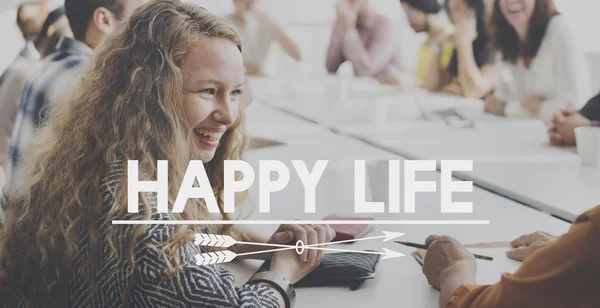 Affärskvinna leende vid möte och lyckligt liv — Stockfoto