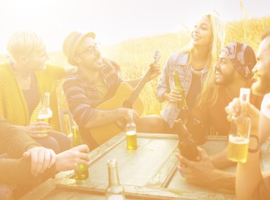 Arkadaşlar birlikte takılıyor.