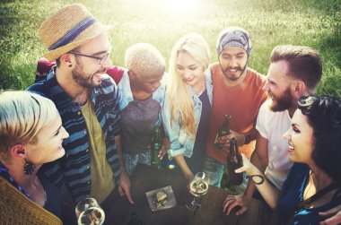 Arkadaşlar birlikte piknik