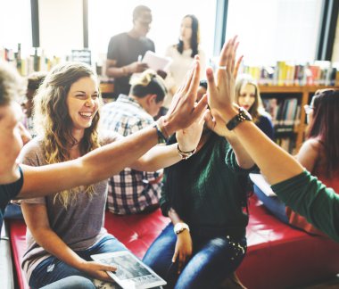 neşeli öğrencilerin birlikte grup