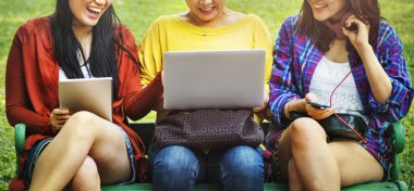  Anne ve çok güzel kızları