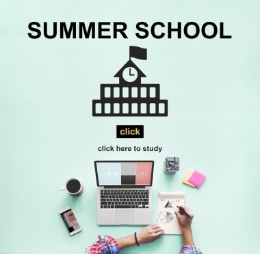 Yaz Okulu ile masa üstünde laptop