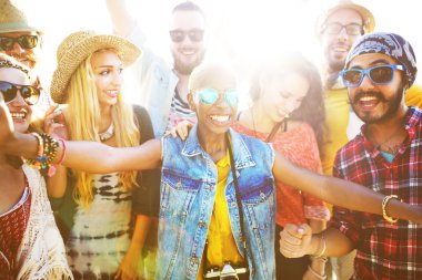 Sahilde birlikte vakit arkadaşlar