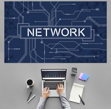 ağ ile masa üstünde laptop