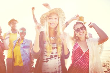 Sahilde birlikte vakit arkadaşlar