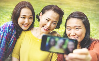  Anne ve çok güzel kızları