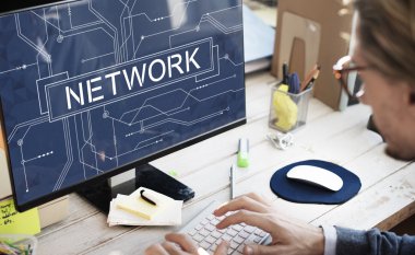 Ofiste bilgisayarla çalışan iş adamı