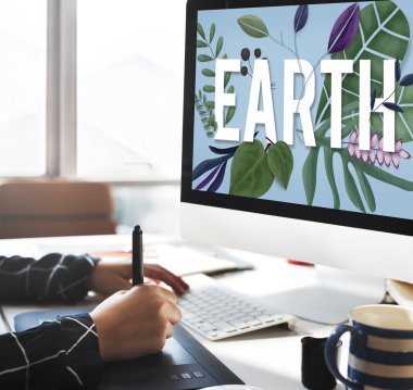 çalışan kişi bilgisayar ile 