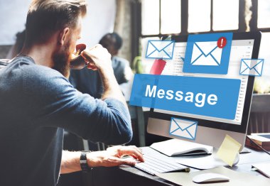 bilgisayarda çalışan adam