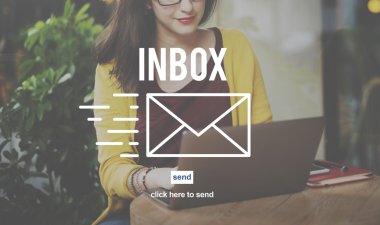 Dizüstü bilgisayarla çalışan kadın 