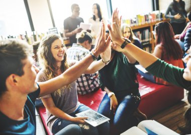 neşeli öğrencilerin birlikte grup