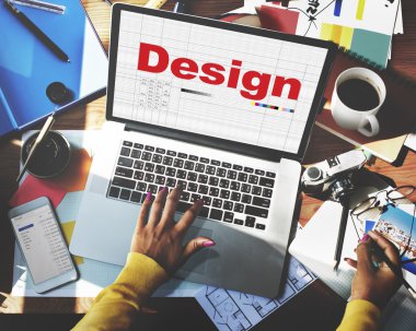 Evde Dizüstü bilgisayar kullanan kadın