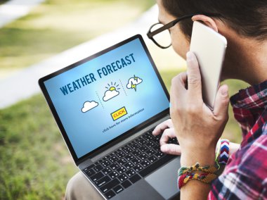 Dijital cihazlar kullanarak, dizüstü bilgisayarda internet sörf ve konuşan adam