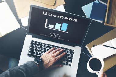 iş kavramı ile dizüstü bilgisayar