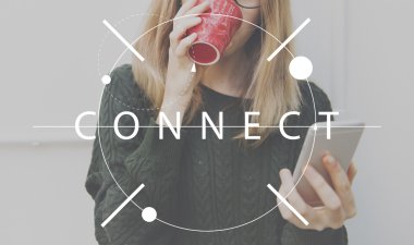 Kadın kahve ve cep telefonu ile