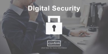 Projede çalışan iş adamı