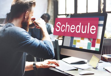 bilgisayarda çalışan adam