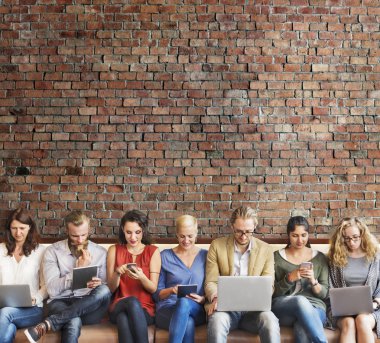 Çeşitlilik insanlarla dijital cihazlar