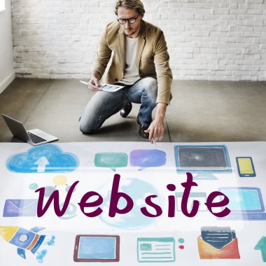 Web ile çalışan iş adamı