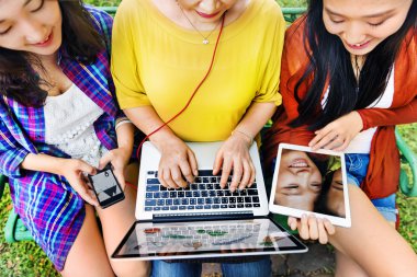  Anne ve çok güzel kızları