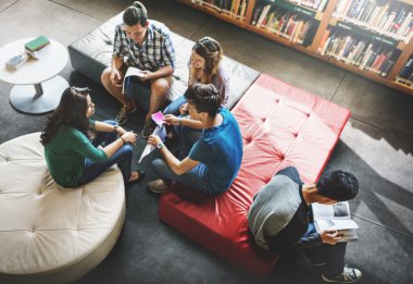 Öğrenciler kitap tartışıyor